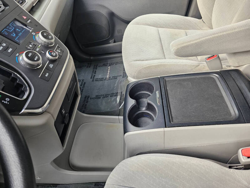 2017 Toyota Sienna LE 8-Passenger