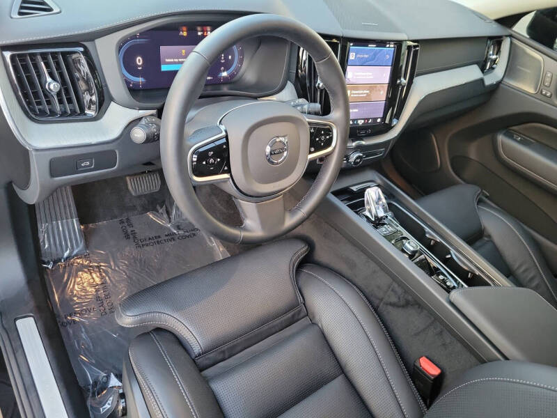 2025 Volvo XC60 B5 Ultra Dark Theme