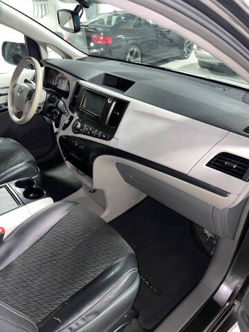 2012 Toyota Sienna SE 8-Passenger