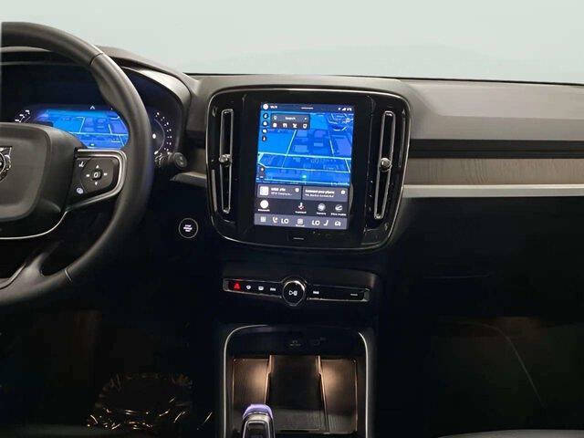 2025 Volvo XC40 B5 Plus Bright Theme