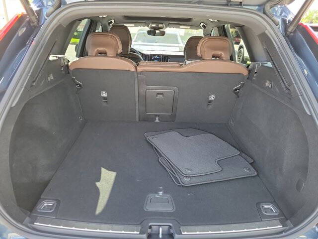 2024 Volvo XC60 B5 Plus Dark Theme