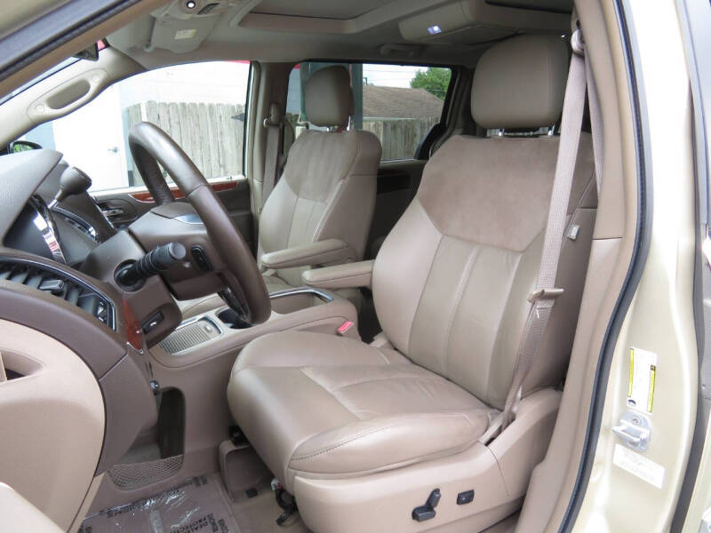 2011 Chrysler Town & Country Limited - Photo 45