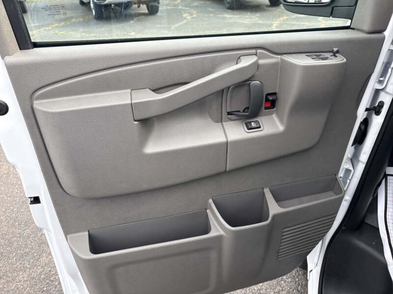 2025 Chevrolet Express LS 3500