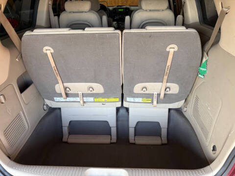 2008 Hyundai Entourage GLS