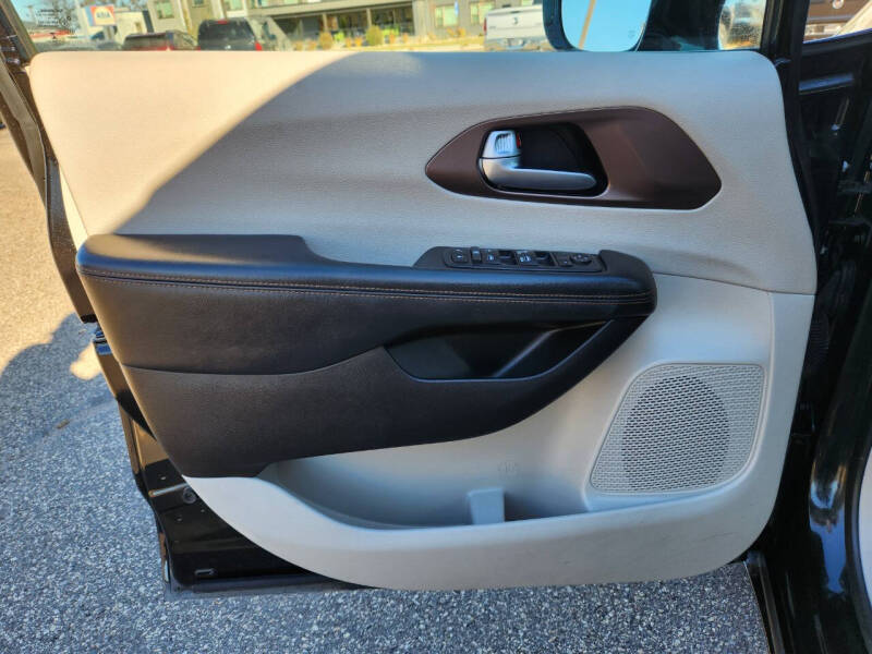 2017 Chrysler Pacifica Touring-L