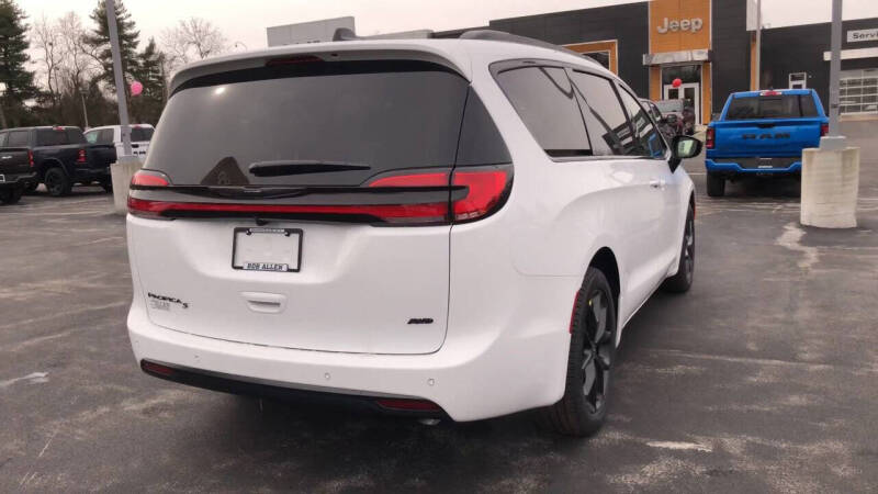 2026 Chrysler Pacifica Select