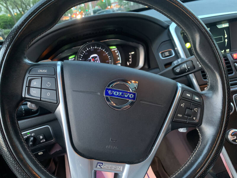 2016 Volvo XC60 T6 Drive-E R-Design