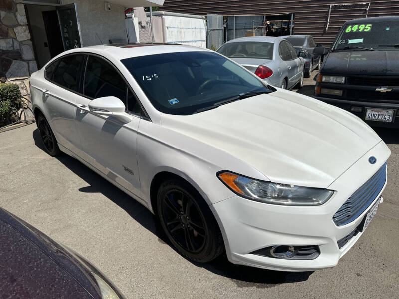 2015 Ford Fusion Energi Titanium photo 3