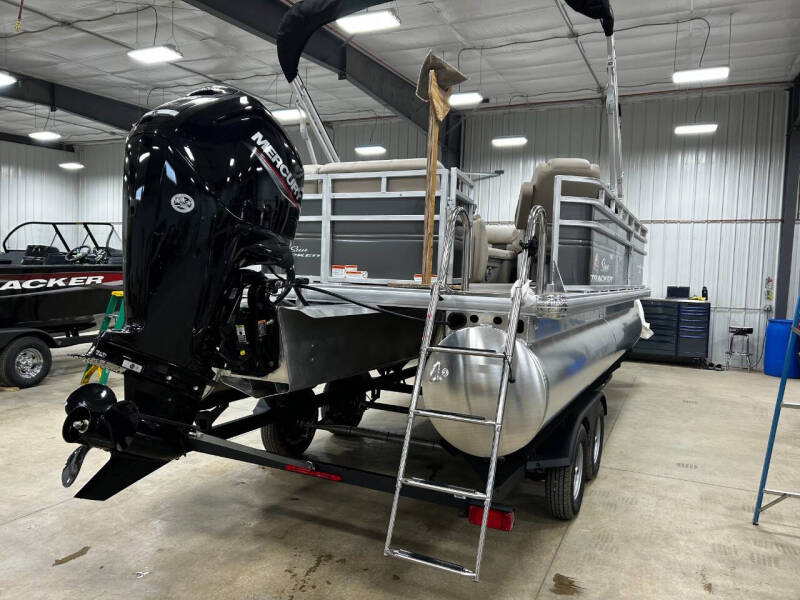 2025 Sun Tracker Party Barge 20 DLX