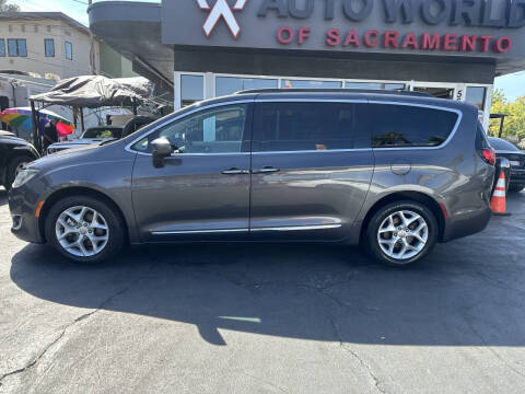 2017 Chrysler Pacifica Touring-L