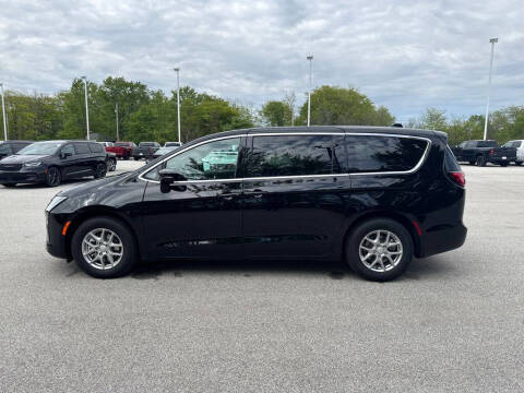 2027 Chrysler Pacifica Select