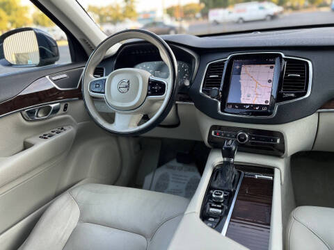 2016 Volvo XC90 T6 Momentum