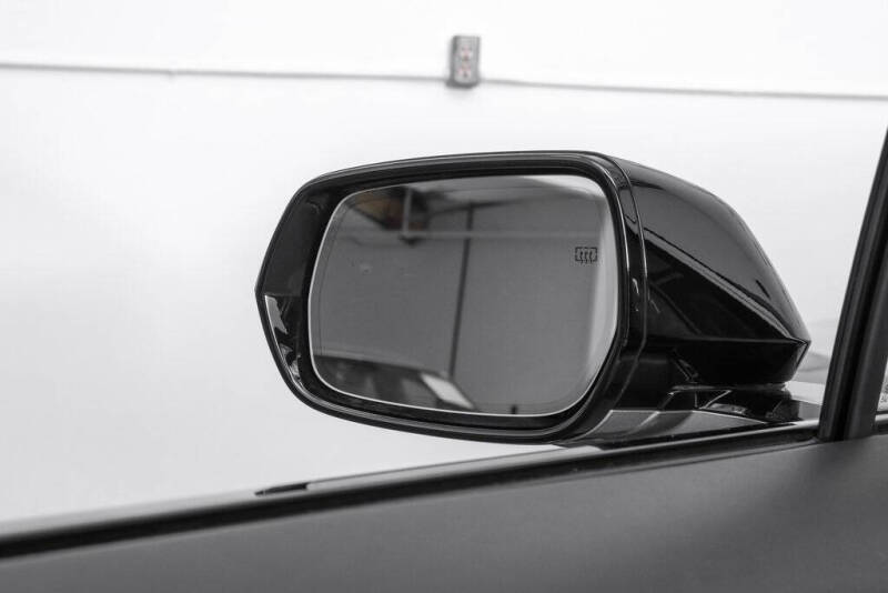 2024 Cadillac LYRIQ Luxury 3