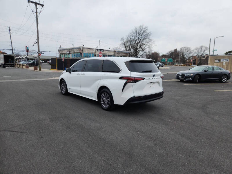 2021 Toyota Sienna LE 8-Passenger