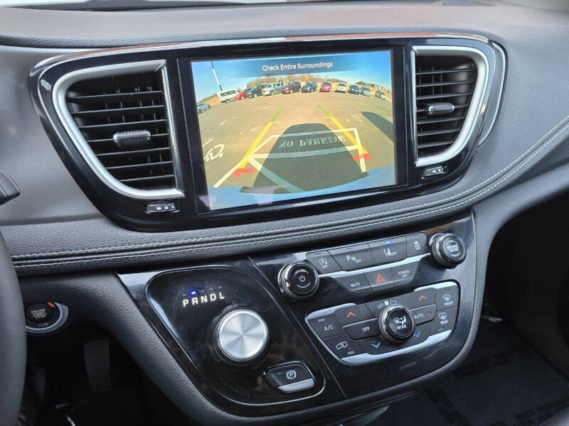2025 Chrysler Pacifica Select