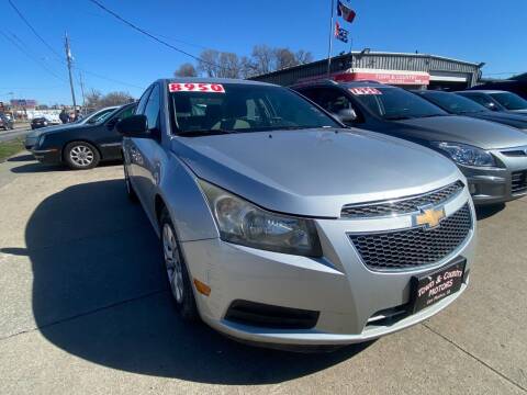 2015 Chevrolet Cruze for sale at TOWN & COUNTRY MOTORS in Des Moines IA
