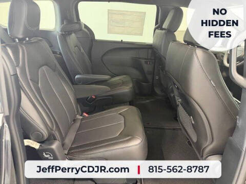2027 Chrysler Pacifica Select
