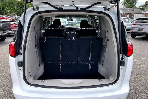 2022 Chrysler Voyager LX