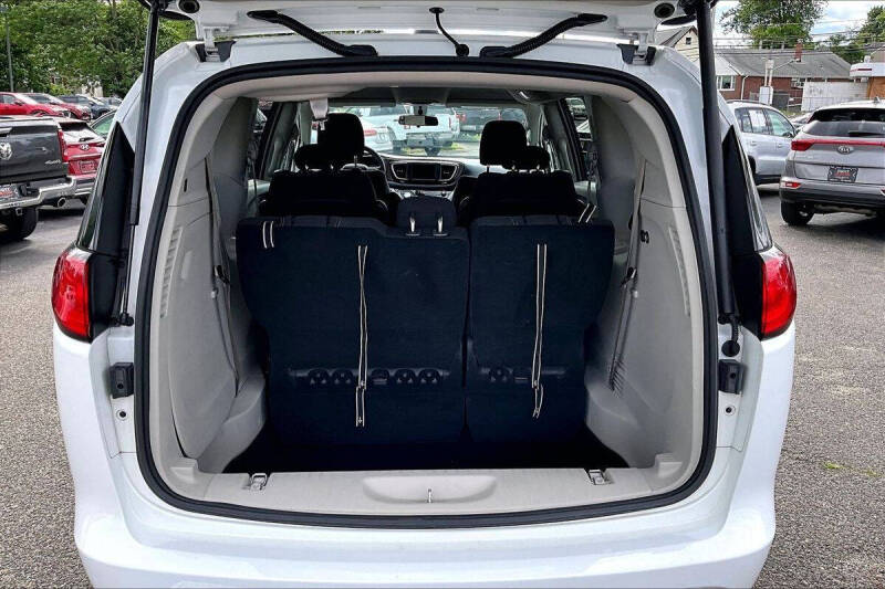 2022 Chrysler Voyager LX