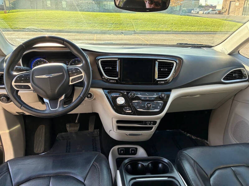 2017 Chrysler Pacifica Touring-L