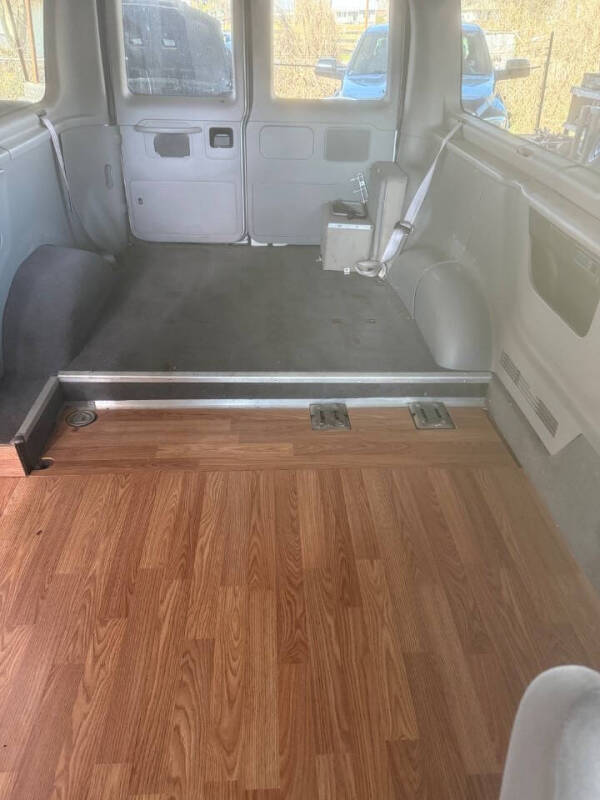 2001 Ford E-Series E-150 XL