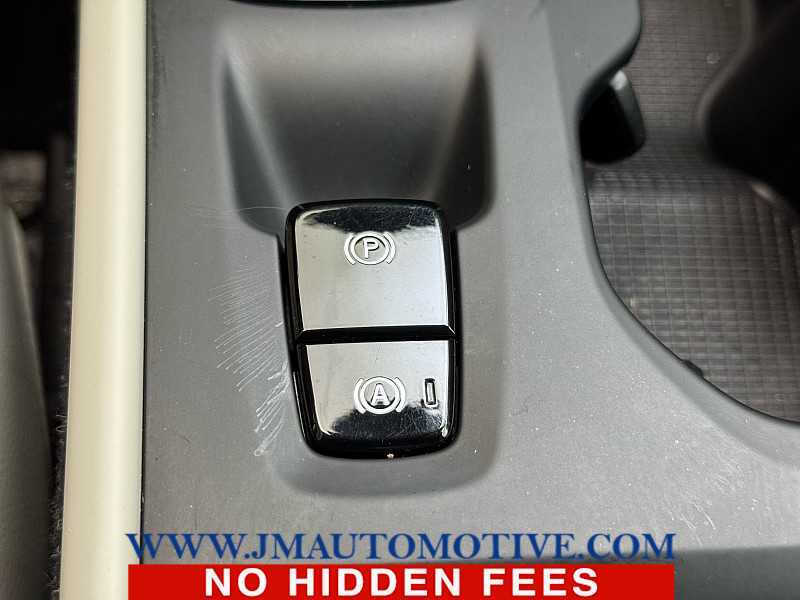 2022 Volvo XC40 T5 Momentum