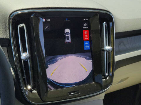 2023 Volvo XC40 B5 Plus Dark Theme