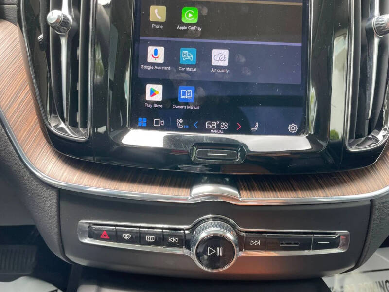 2023 Volvo XC60 B5 Ultimate Dark Theme