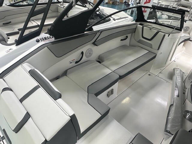 2025 Yamaha AR220