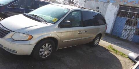 2005 Chrysler Town and Country for sale at New Start Motors LLC in Montezuma IN