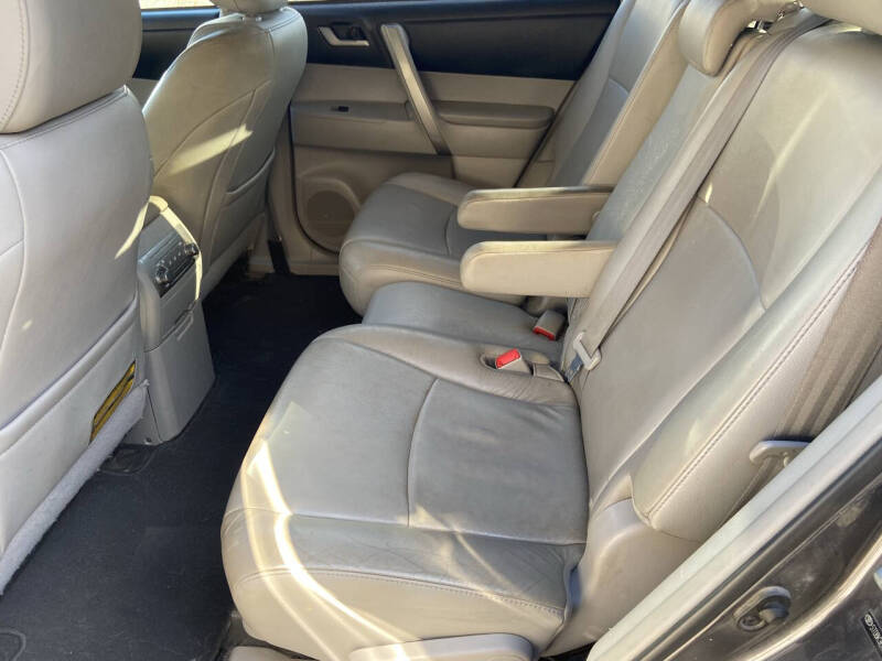 Image 10 of 2013 Toyota Highlander SE