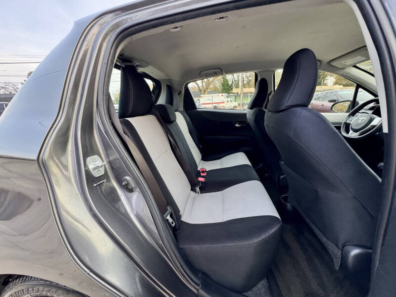 2013 Toyota Yaris 5-Door LE