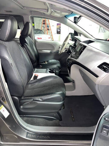 2012 Toyota Sienna SE 8-Passenger