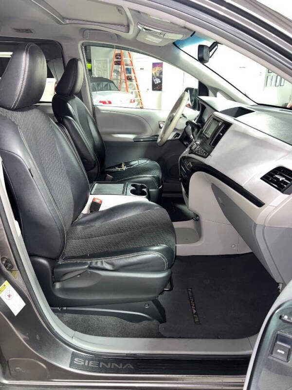 2012 Toyota Sienna SE 8-Passenger