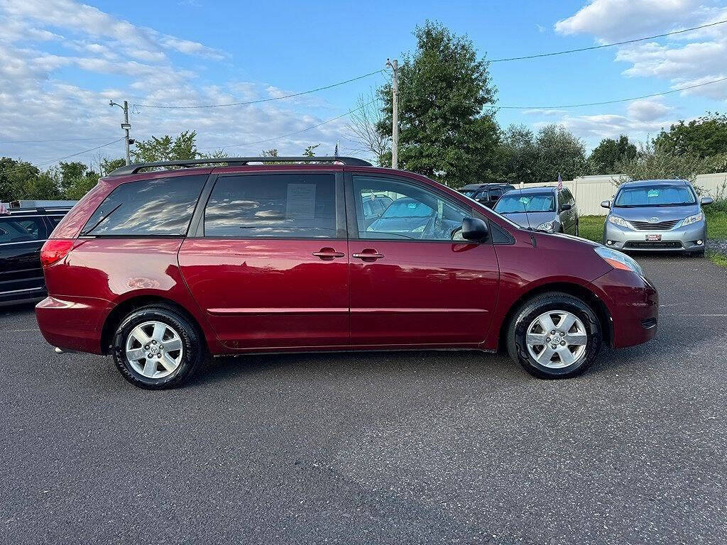 2007 Toyota Sienna for sale at We Buy & Sell Cars Inc in Orlando, FL