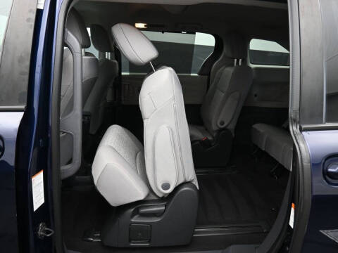 2022 Toyota Sienna LE 8-Passenger