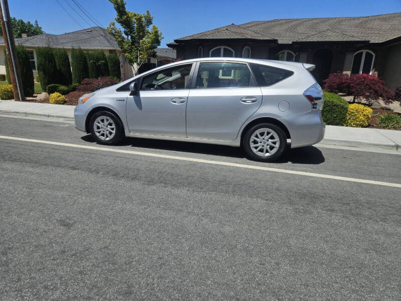 Image 2 of 2014 Toyota Prius v Two