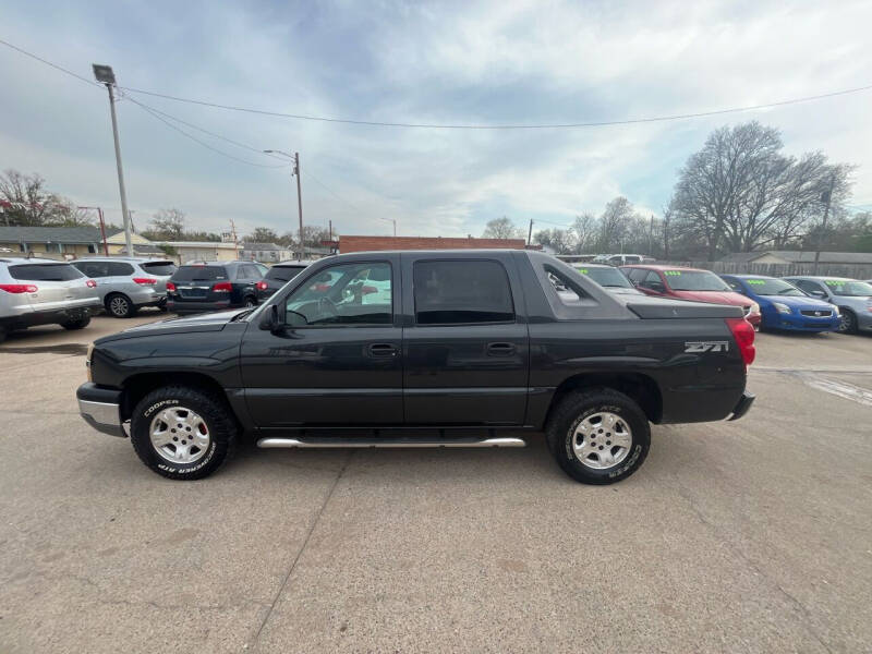 2004 Chevrolet Avalanche for sale at Aztec Motors in Wichita KS