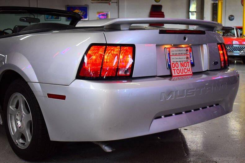 2004 Ford Mustang Deluxe