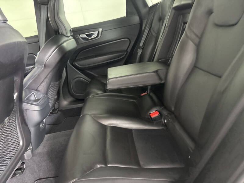 2024 Volvo XC60 B5 Core Dark Theme