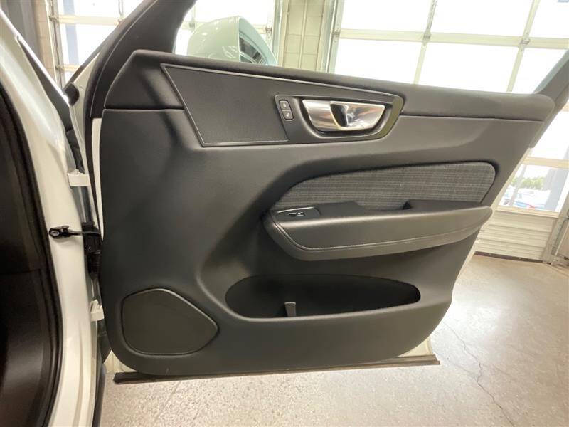 2022 Volvo XC60 B5 Momentum