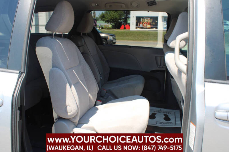 2017 Toyota Sienna LE 7-Passenger Auto Access Seat