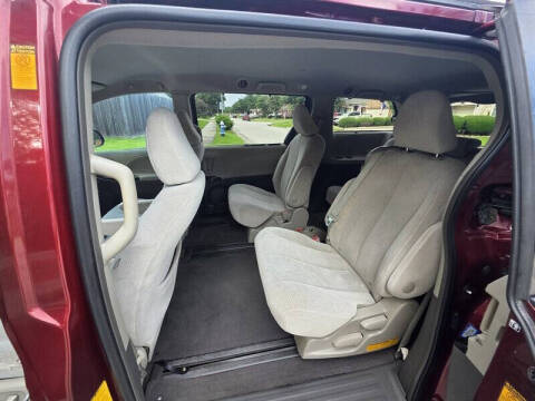 2013 Toyota Sienna LE 8-Passenger