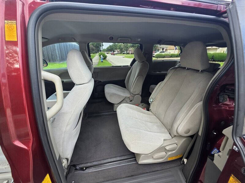 2013 Toyota Sienna LE 8-Passenger