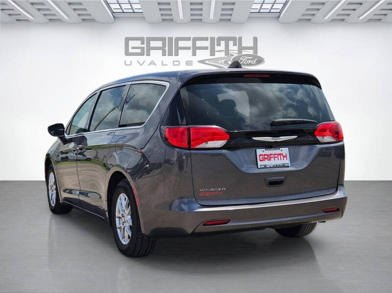 2022 Chrysler Voyager LX