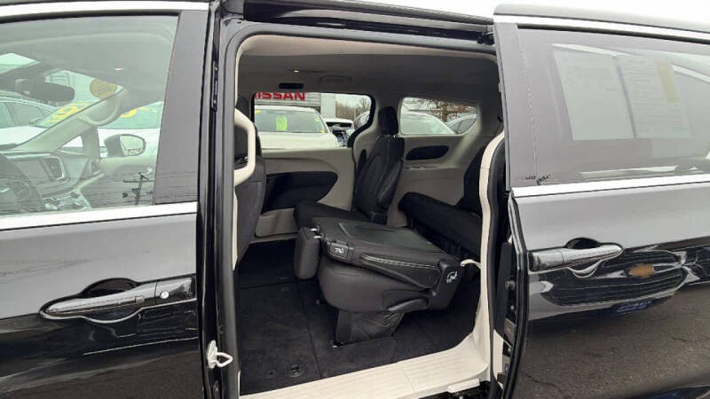 2021 Chrysler Voyager LX