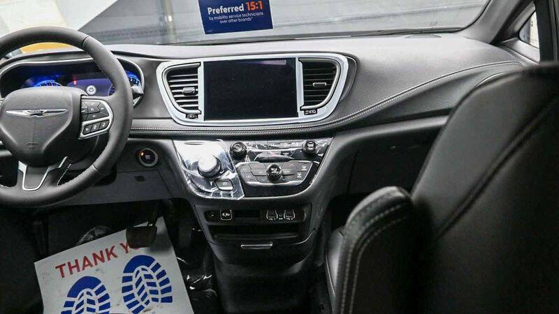 2025 Chrysler Pacifica Select