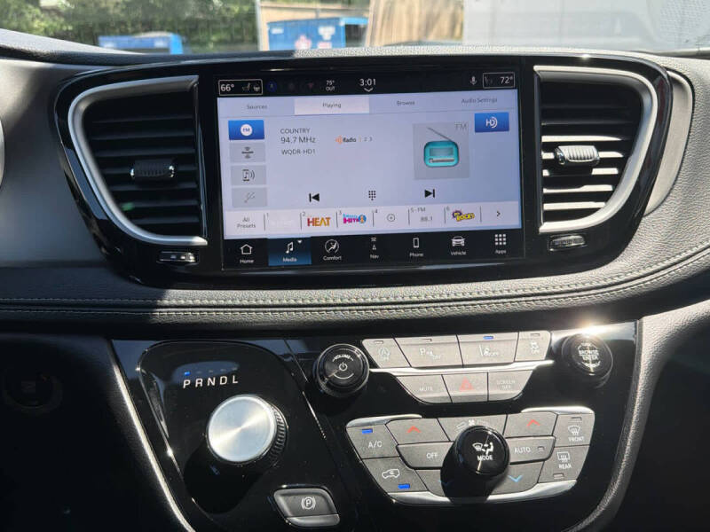 2027 Chrysler Pacifica Select