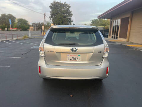 2013 Toyota Prius v Two