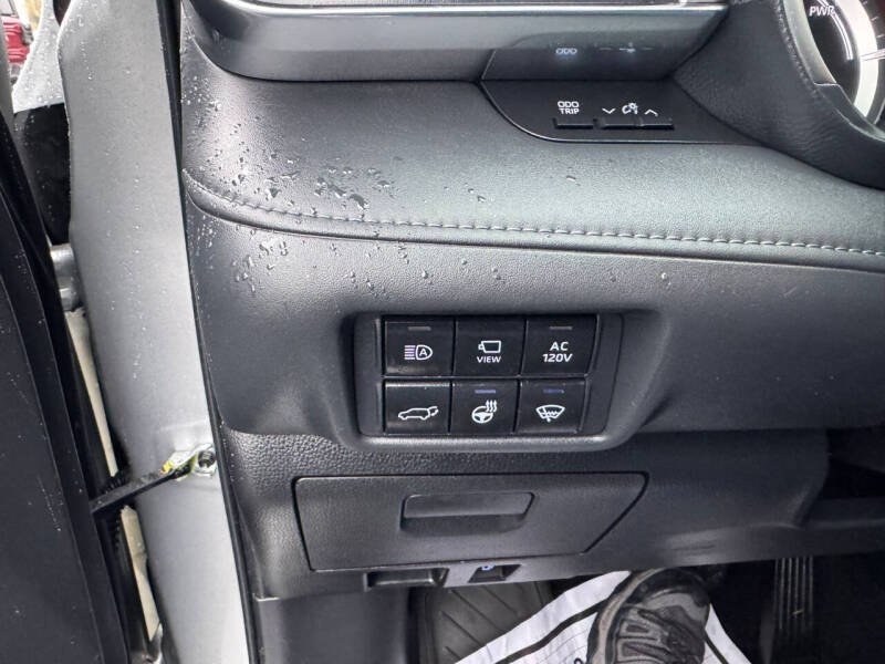 2022 Toyota Highlander Hybrid Platinum